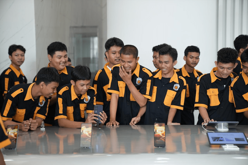 Pelajar SMKN 4 Tangerang, Mengenal Lebih Dekat Proses Produksi Oppo